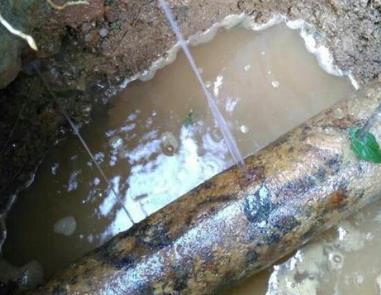 奇台楼顶渗水维修公司分享下地暖漏水的原因及检测方法。